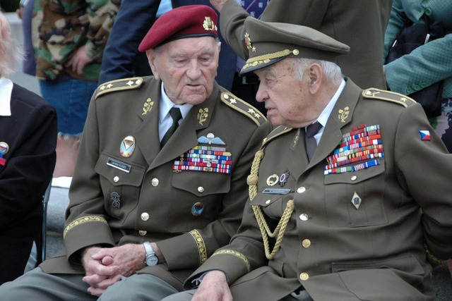 Rekonstrukce přísahy České družiny v Praze na Vítkově se zúčastnili novodobí i veteráni druhé světové války - generálové Jaroslav Klemeš a Miloslav Masopust