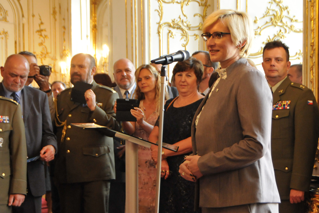 Ministryně obrany Karla Šlechtová v Trůnním sále Arcibiskupského paláce poděkovala za pozvání a vyjádřila přáni, aby i dále fungovala spolupráce mezi Duchovní službou AČR a církví