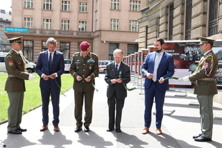 Stříhání pásky při otevírání výstavy