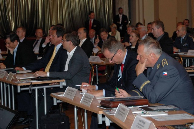 V auditoriu byl 1. náměstek ministra obrany Daniel Koštoval i zástupce náčelníka generálního štábu - náčelník štábu generálmajor Bohuslav Dvořák