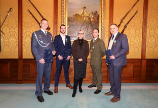 Společná fotografie: zleva S. Hejhal, V. Pomikálek, ministryně obrany J. Černochová, J. Heřmánek a P. Pojman