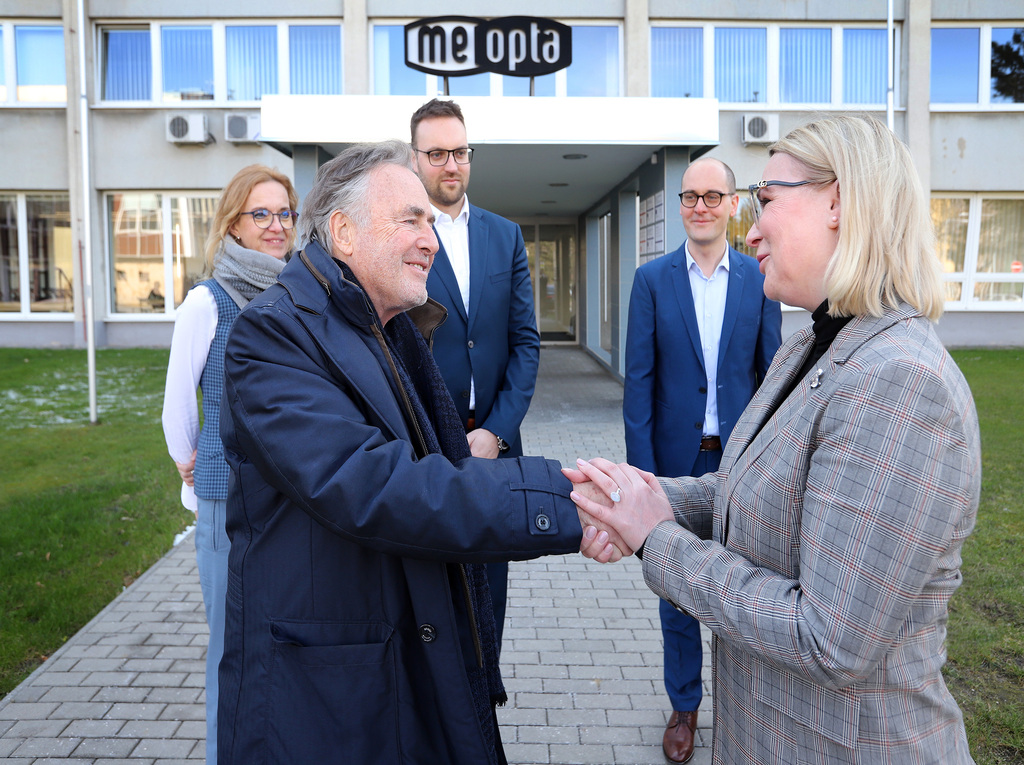 Ministryně obrany a majitel skupiny Meopta Gerald Rausnitz