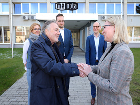 Ministryně obrany a majitel skupiny Meopta Gerald Rausnitz