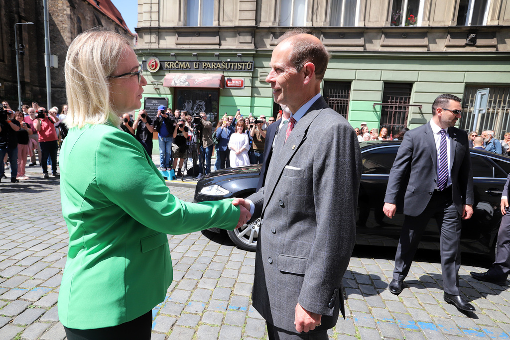 Ministryně obrany provedla prince Edwarda místem posledního boje čs. parašutistů