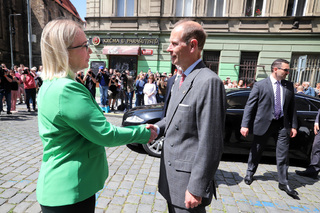 Ministryně obrany provedla prince Edwarda místem posledního boje čs. parašutistů