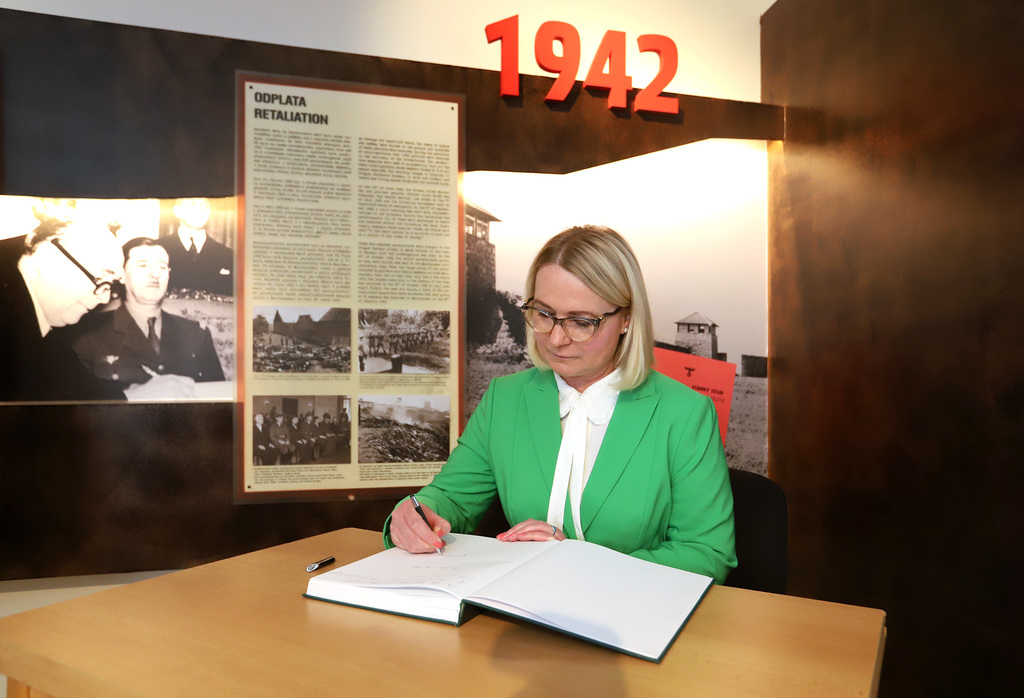 Ministryně obrany provedla prince Edwarda místem posledního boje čs. parašutistů