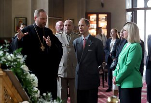Ministryně obrany provedla prince Edwarda místem posledního boje čs. parašutistů