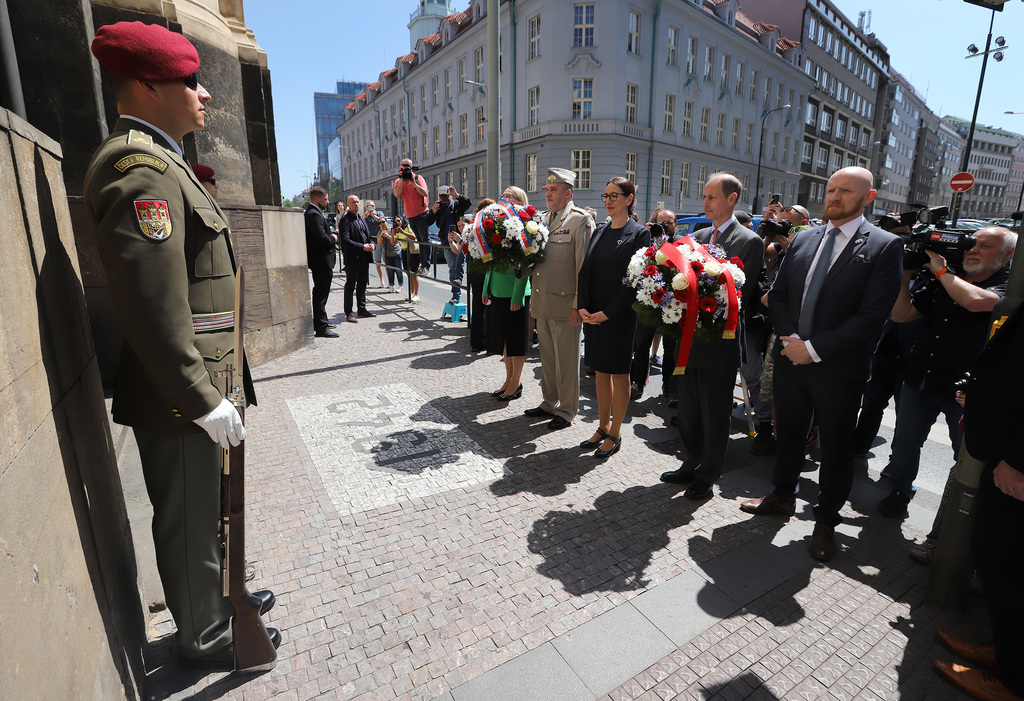 Ministryně obrany provedla prince Edwarda místem posledního boje čs. parašutistů