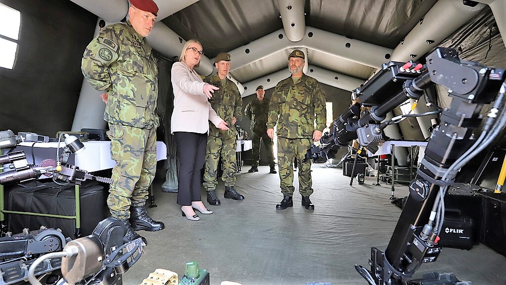 Ministryně Jana Černochová zavítala za ženisty do Bechyně