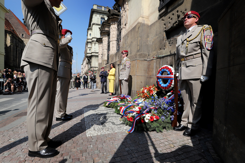 Pietní akt v Resslově ulici připomněl boj parašutistů v kryptě. Nechyběli ani příbuzní Jana Kubiše