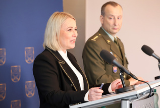 Na ministerstvu obrany dnes proběhla tisková konference k novému systému péče o válečné veterány a válečné hroby. Představili ho ministryně obrany Jana Černochová a ředitel OVVVH Robert Speychal.