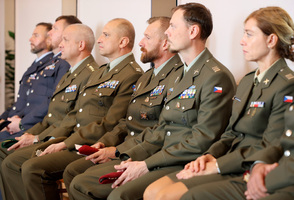 Na ministerstvu obrany dnes proběhla tisková konference k novému systému péče o válečné veterány a válečné hroby. Představili ho ministryně obrany Jana Černochová a ředitel OVVVH Robert Speychal.