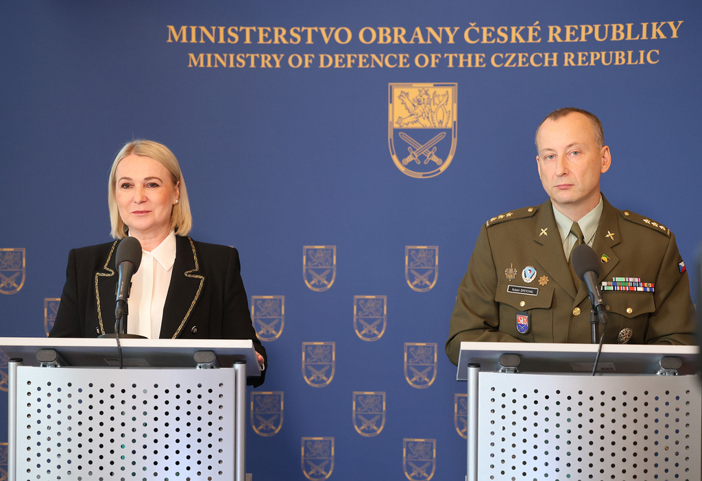 Na ministerstvu obrany dnes proběhla tisková konference k novému systému péče o válečné veterány a válečné hroby. Představili ho ministryně obrany Jana Černochová a ředitel OVVVH Robert Speychal.
