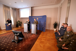 Na ministerstvu obrany dnes proběhla tisková konference k novému systému péče o válečné veterány a válečné hroby. Představili ho ministryně obrany Jana Černochová a ředitel OVVVH Robert Speychal.