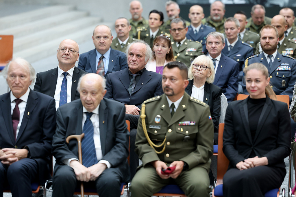Ministryně obrany dnes na Vítkově vyznamenala čtyři desítky lidí za přínos pro Českou republiku a její armádu
