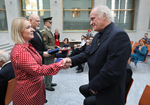 Ministryně obrany dnes na Vítkově vyznamenala čtyři desítky lidí za přínos pro Českou republiku a její armádu