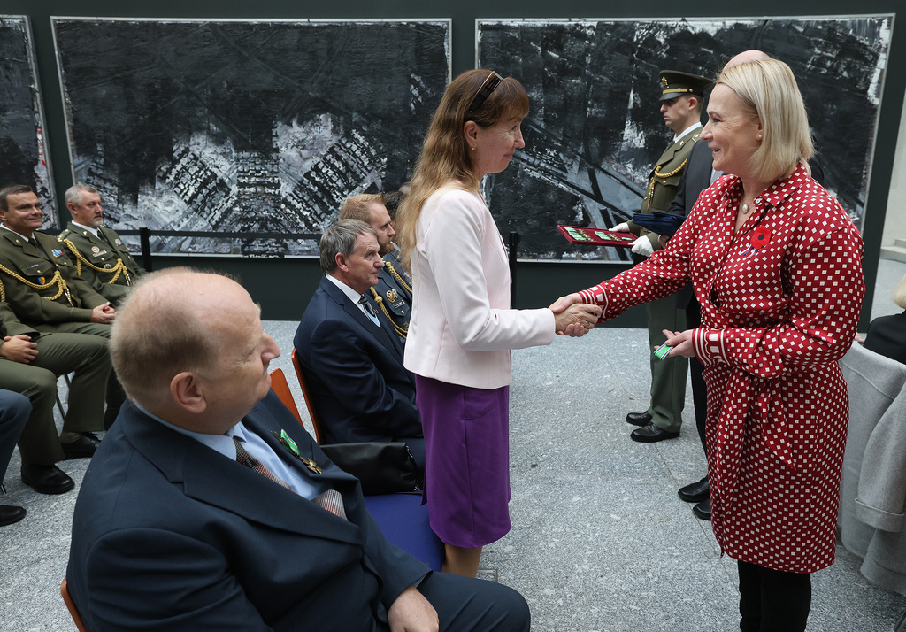 Ministryně obrany dnes na Vítkově vyznamenala čtyři desítky lidí za přínos pro Českou republiku a její armádu