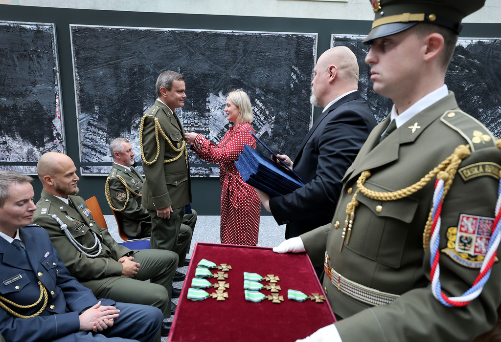 Ministryně obrany dnes na Vítkově vyznamenala čtyři desítky lidí za přínos pro Českou republiku a její armádu