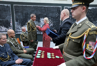 Ministryně obrany dnes na Vítkově vyznamenala čtyři desítky lidí za přínos pro Českou republiku a její armádu
