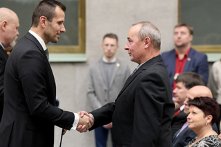 Sportovci ASC Dukla převzali z rukou náměstka Blažkovce děkovné listy za výbornou reprezentaci, oceněni byli také zaměstnanci resortu obrany