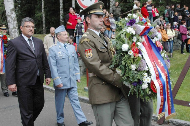 Resort obrany zastupovali náměstek ministra Tomáš Kuchta a generál Petr Mikulenka
