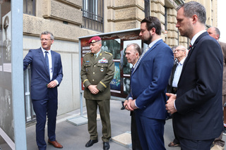Autor výstavy Prokop Tomek provádí výstavou generálmajora Miroslava Hlaváče, synovce Heliodora Píky, pověřeného náměstka MO Filipa Říhu a primátora hl.m. Prahy Zdeňka Hřiba