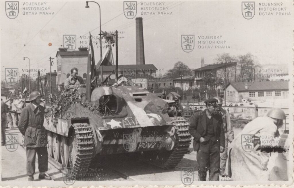 Fotografie - útočné vozy pražských povstalců