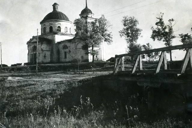 Volské potahy u otevřených dveří kostela vlevo naznačují způsob využití stavby v padesátých letech. 