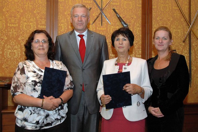 Uzavření 4. doplňku Kolektivní smlouvy 2012 se zúčastnila také náměstkyně ministra obrany pro personalistiku Lenka Ptáčková Melicharová (vpravo)