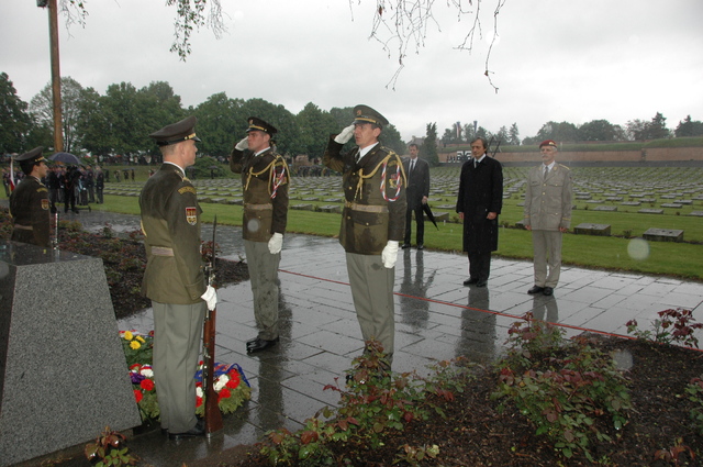 Martin Stropnický a generál Petr Pavel při položení věnce k jednomu z pylonů