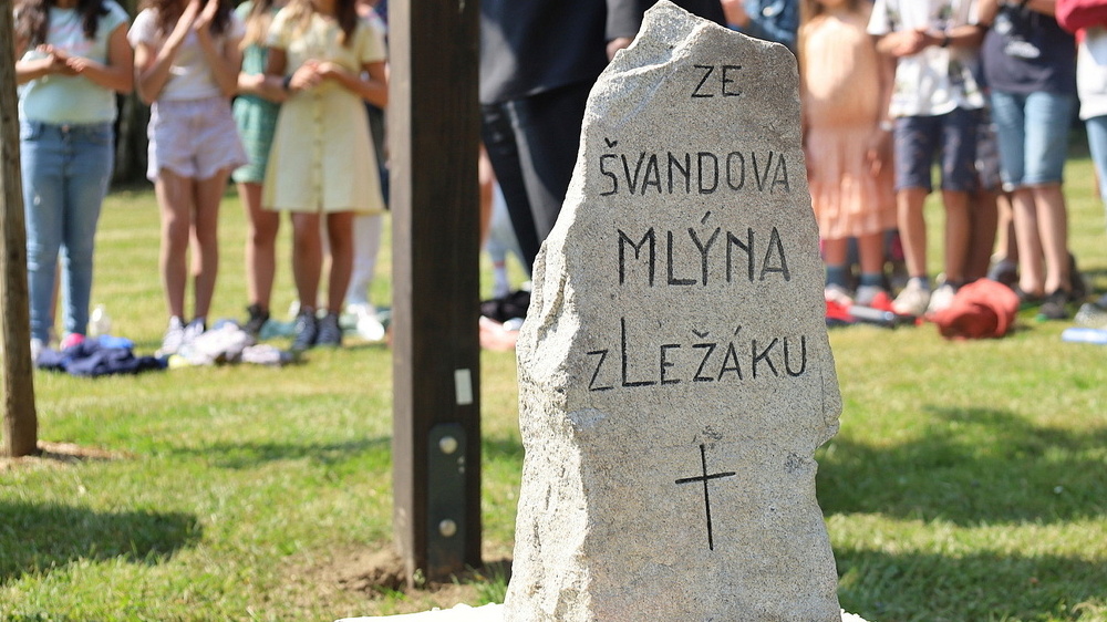 V pamětním háji připomínajícím bitvu v Ardenách byl odhalen pomník vyhlazeným obcím Lidice a Ležáky