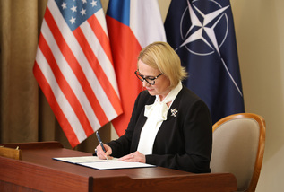 Ministryně Černochová dnes stvrdila nákup amerických F-35