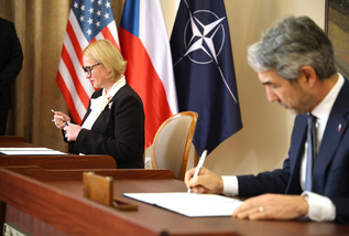 Ministryně Černochová dnes stvrdila nákup amerických F-35