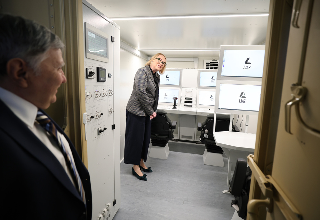 Ministryně obrany pokračuje v cestách po podnicích českého obranného průmyslu