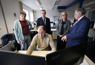 Ministryně obrany pokračuje v cestách po podnicích českého obranného průmyslu