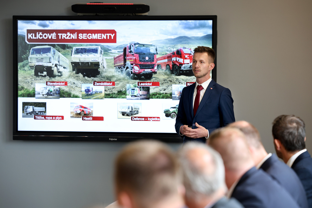 Ministryně navštívila Tatru v Kopřivnici a převzala dar pro ukrajinské vesnice