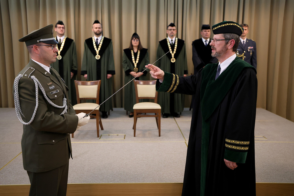 Nový rektor Univerzity obrany převzal univerzitní insignie
