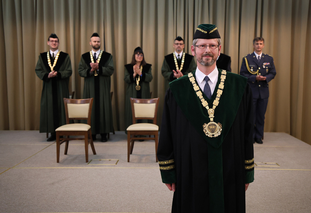 Nový rektor Univerzity obrany převzal univerzitní insignie