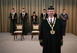 Ilustrační obrázek ke článkuNový rektor Univerzity obrany převzal univerzitní insignie