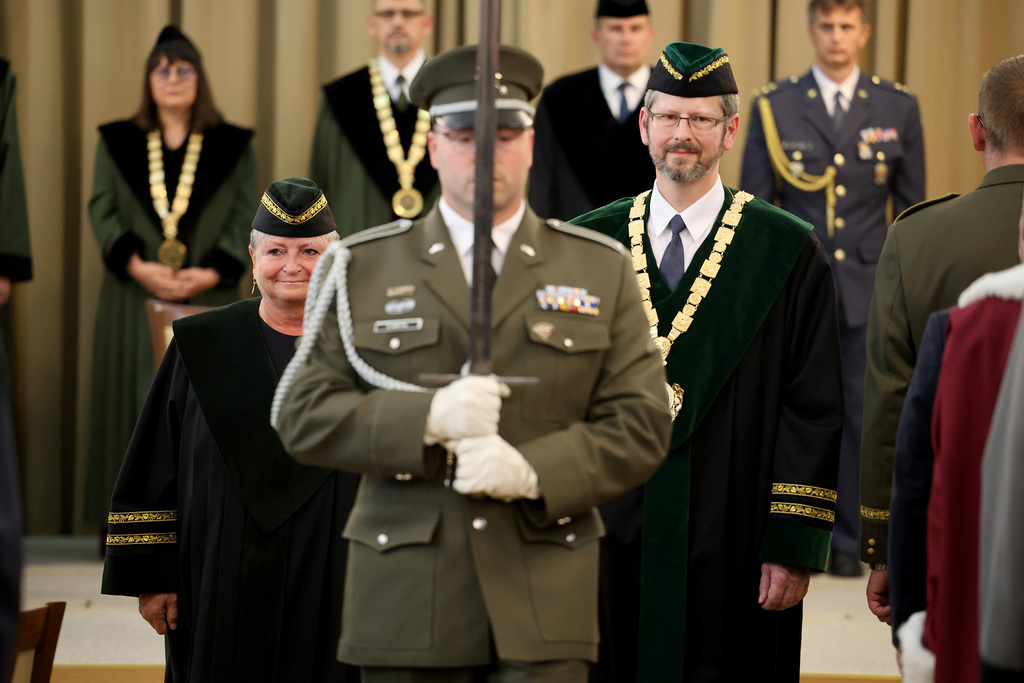 Nový rektor Univerzity obrany převzal univerzitní insignie