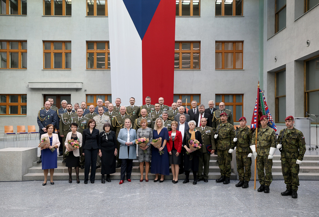 Ministryně obrany udělila resortní vyznamenání 
