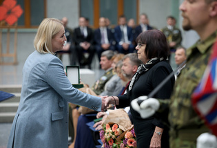 Ministryně obrany udělila resortní vyznamenání 