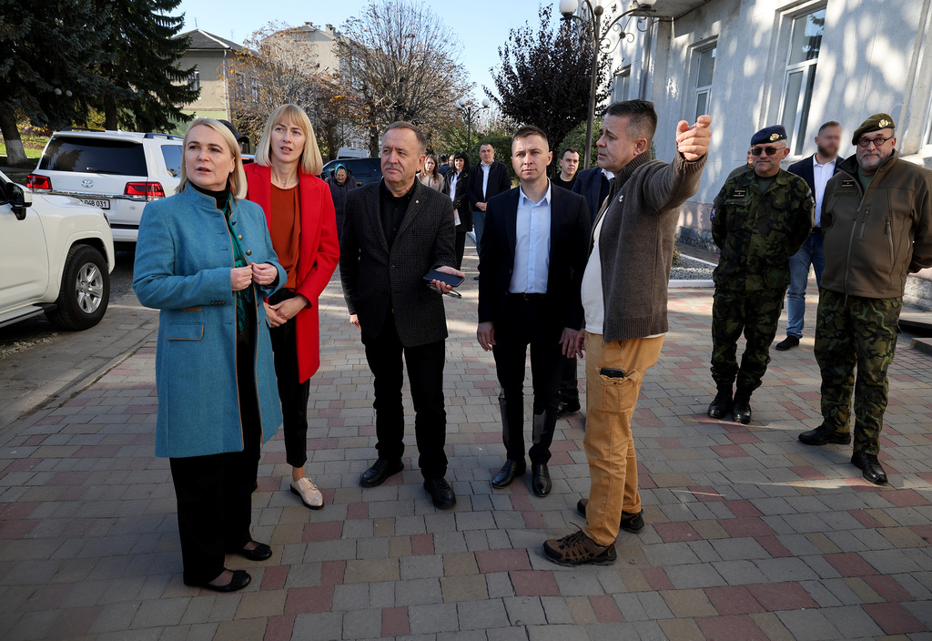 Ministryně obrany Jana Černochová předala dvěma ukrajinským obcím dieselové agregáty a elektrocentrálu
