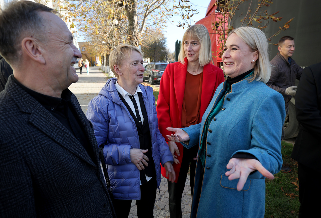Ministryně obrany Jana Černochová předala dvěma ukrajinským obcím dieselové agregáty a elektrocentrálu