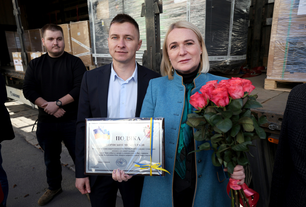 Ministryně obrany Jana Černochová předala dvěma ukrajinským obcím dieselové agregáty a elektrocentrálu