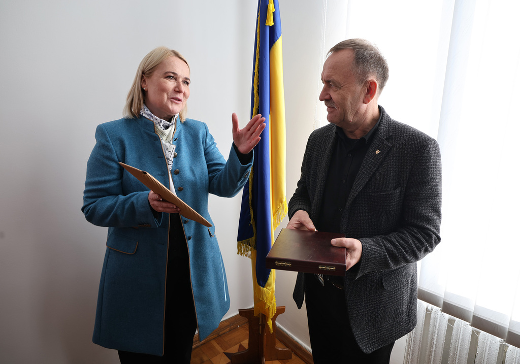 Ministryně obrany Jana Černochová předala dvěma ukrajinským obcím dieselové agregáty a elektrocentrálu