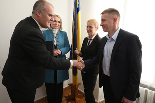 Ministryně obrany Jana Černochová předala dvěma ukrajinským obcím dieselové agregáty a elektrocentrálu