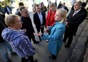 Ministryně obrany Jana Černochová předala dvěma ukrajinským obcím dieselové agregáty a elektrocentrálu
