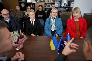 Ministryně obrany Jana Černochová předala dvěma ukrajinským obcím dieselové agregáty a elektrocentrálu
