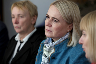 Ministryně obrany Jana Černochová předala dvěma ukrajinským obcím dieselové agregáty a elektrocentrálu